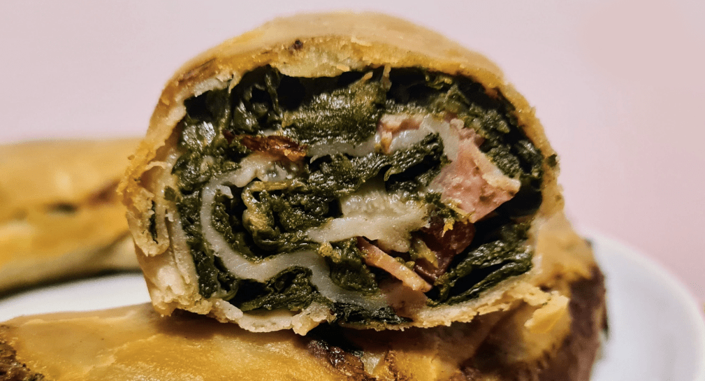 Torta salata: rotolo di pasta strudel farcita con bietola, speck e provola affumicata.