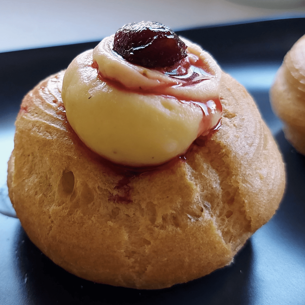 Zeppole di San Giuseppe salate, con speck e salsa&nbsp;mornella
