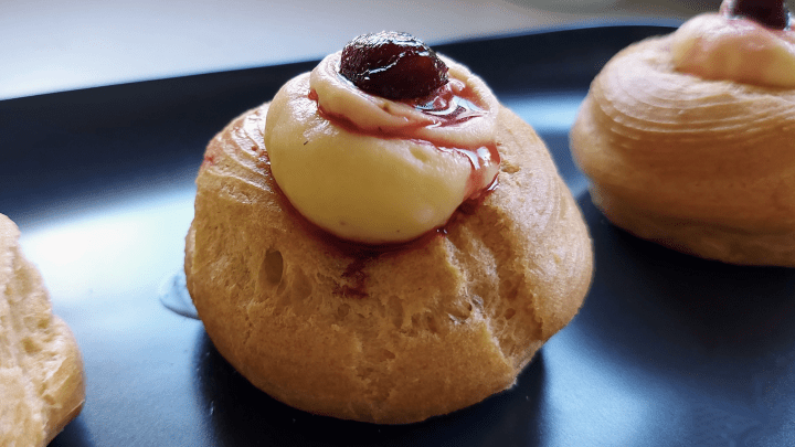 Zeppole di San Giuseppe salate, con speck e salsa&nbsp;mornella