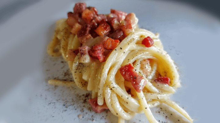 Spaghetti alla carbonara: spaghetti, guanciale, uova, formaggio grattugiato e pepe nero.