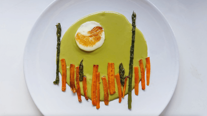 Una crema di asparagi all'acqua leggera e saporita, con carotine saltate in padella e provola affumicata piastrata.