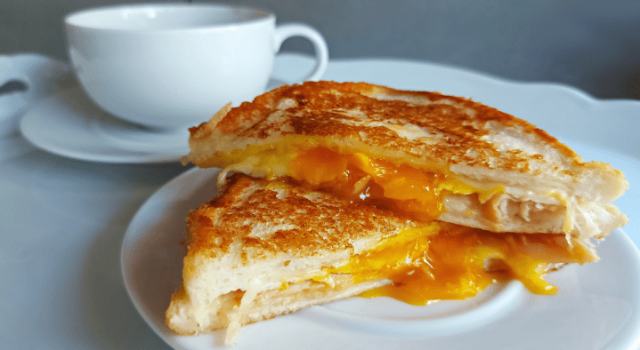 Una deliziosa ricetta da brunch, il croque madame: un toast ricco farcito con formaggio, prosciutto cotto e uovo fondente!