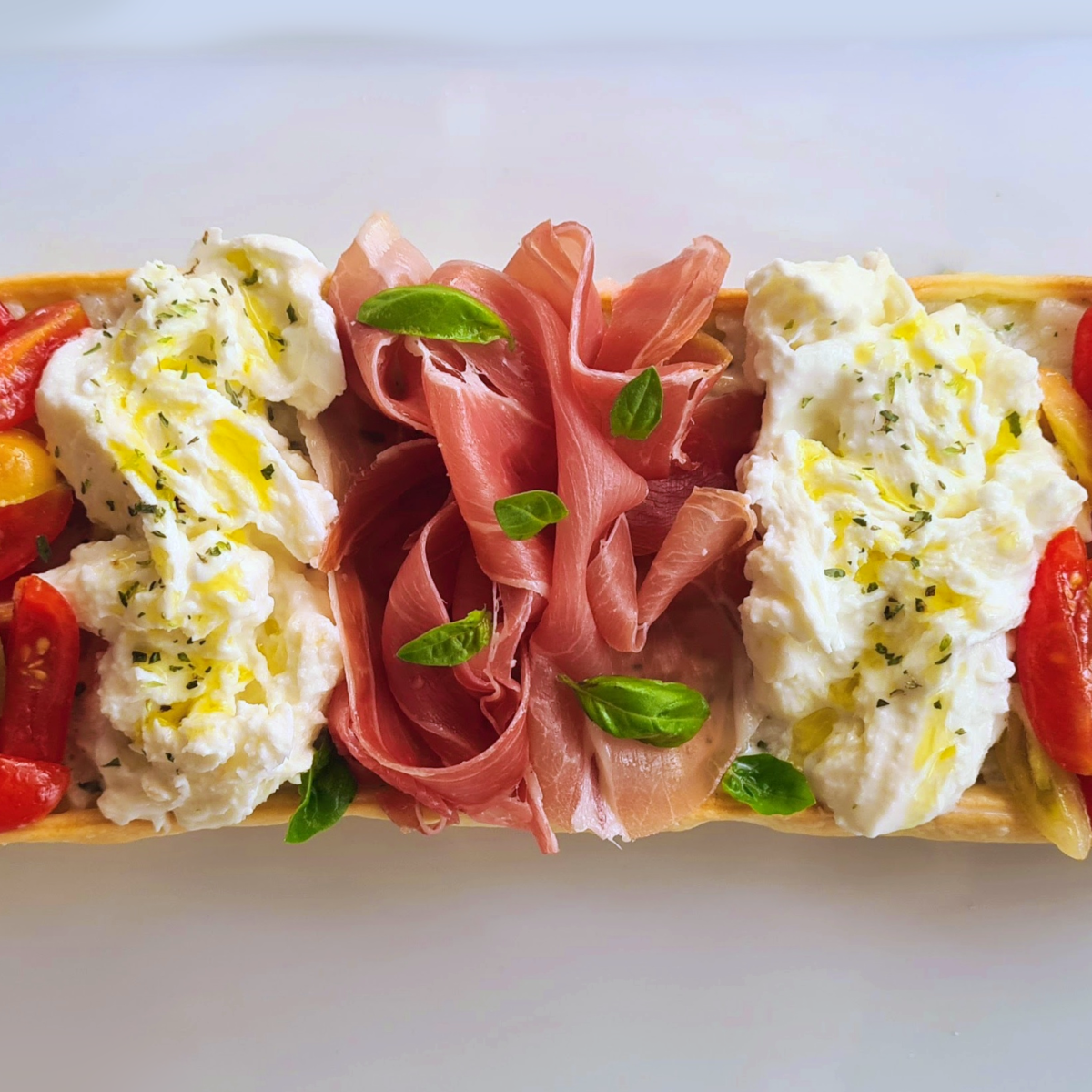 Crostata salata di riso con burrata, prosciutto e&nbsp;pomodorini