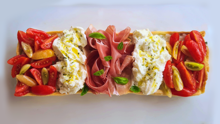 Crostata salata di riso con burrata, prosciutto e&nbsp;pomodorini