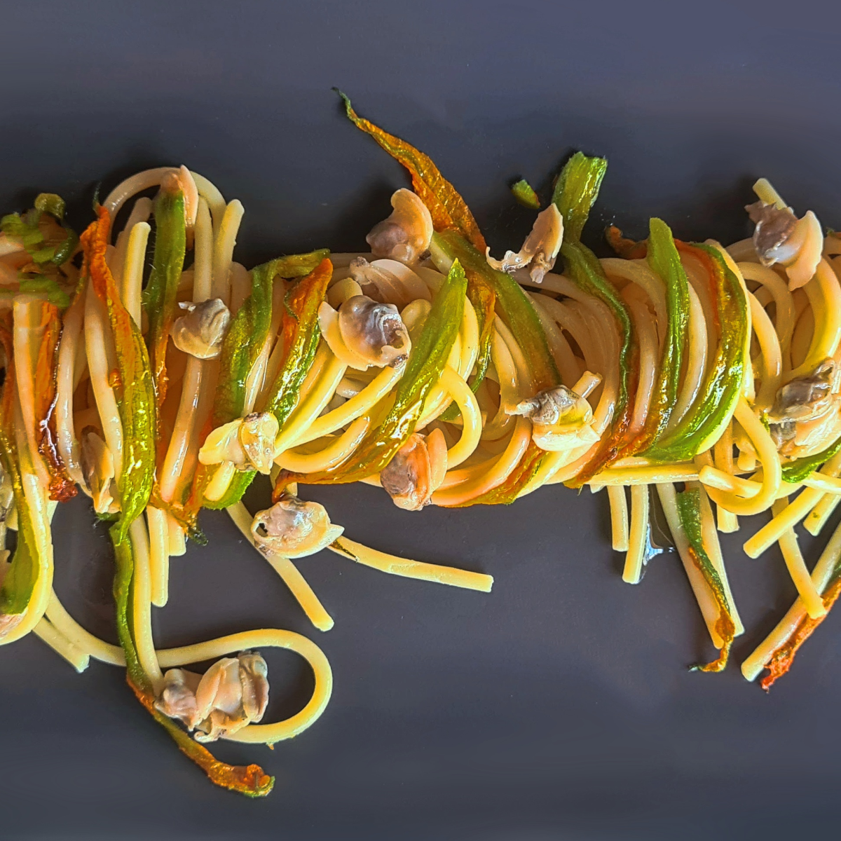 Spaghetti alle vongole con fiori di&nbsp;zucca