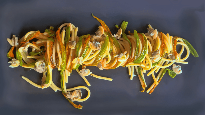 Spaghetti alle vongole con fiori di&nbsp;zucca