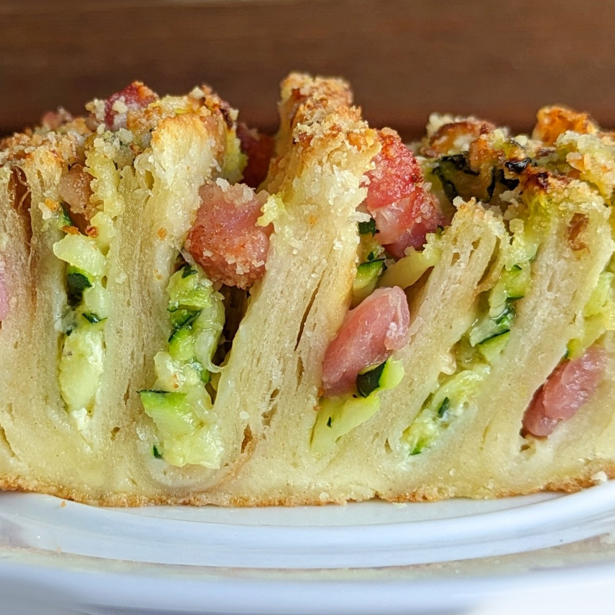 Ricette veloci: piadine gratinate con zucchine e&nbsp;pancetta