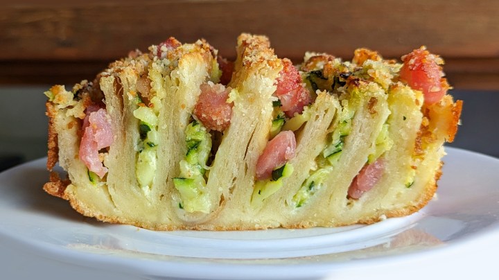 Ricette veloci: piadine gratinate con zucchine e&nbsp;pancetta