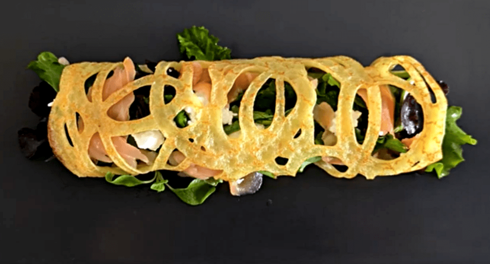 L'impasto delle crepes che diventa un merletto in padella, facendo scendere un filo di impasto e procedendo a cerchi concentrici sovrapposti. Da farcire come volete.