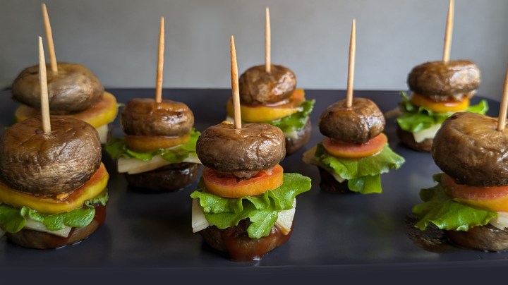 Nella foto i nostri mini-burger funghi e salsiccia serviti tutti insieme per un aperitivo veloce o un antipasto invernale. Pensateli al centro della tavola come antipasto di Natale😍