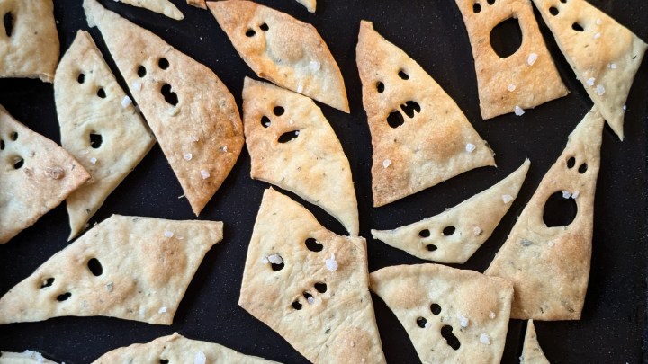 Aperitivo di Halloween:  crackers spaventosamente&nbsp;buoni!
