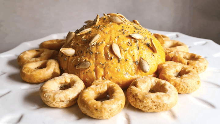 Crema di zucca e feta con origano e semi di zucca&nbsp;tostati