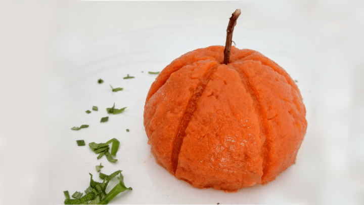 Un delizioso risotto alla zucca a forma di zucca: per ottenere questa divertente forma di zucca basta un mestolo e un pezzetto di pellicola!