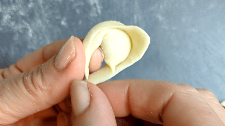 Particolare della chiusura di un tortellino senza uova al filetto di Belli e Pronti