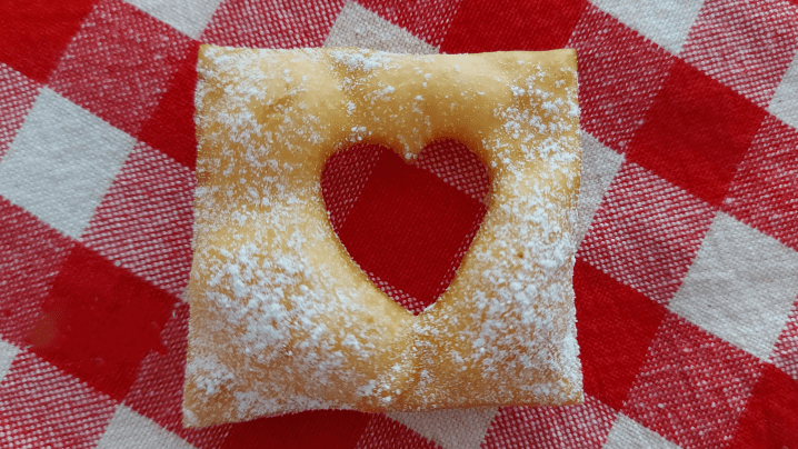 Le tradizionali chiacchiere di carnevale fritte in una inedita veste romantica, con un cuoricino al centro: sono chiacchiere d'amore!