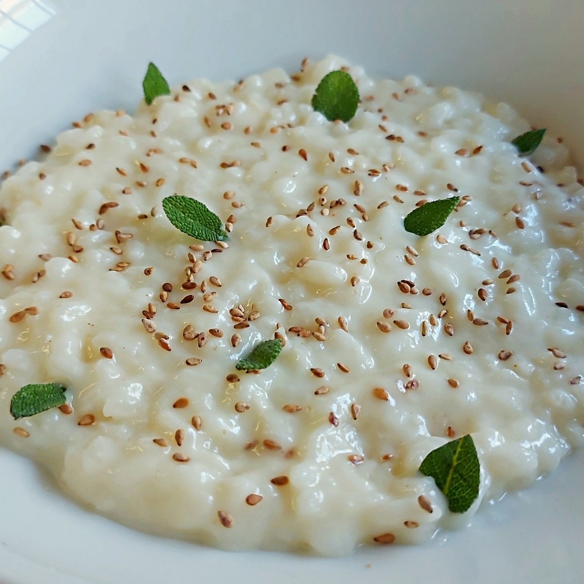 Riso con crema di cavolfiore, sesamo tostato e&nbsp;salvia