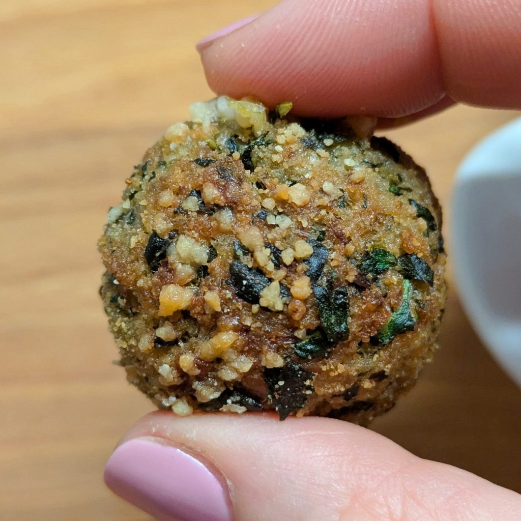 Una polpettina di pane e cicoria gratinata al forno con cuore fondente di provola affumicata. Da usare come antipasto, o aperitivo.