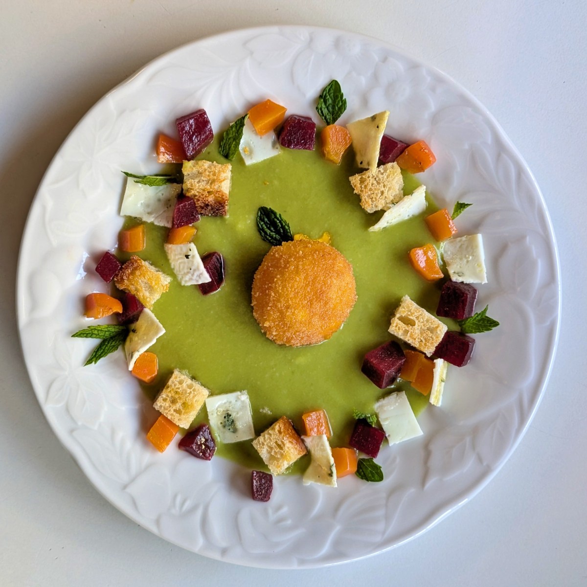 Crema di piselli con tuorlo croccante e&nbsp;verdurine