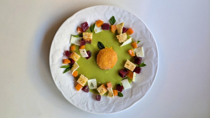 Crema di piselli con tuorlo croccante e&nbsp;verdurine