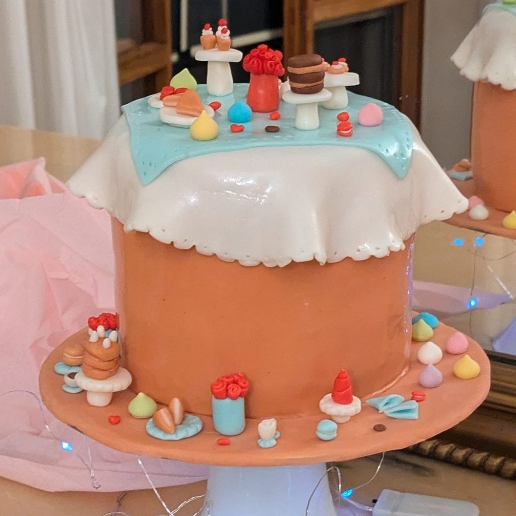 Torta compleanno, torta bambini, torta tavola apparecchiata, torte decorate in pasta di zucchero, organizzazione eventi, compleanno 3 anni, torta vera decorata con pasta di zucchero.