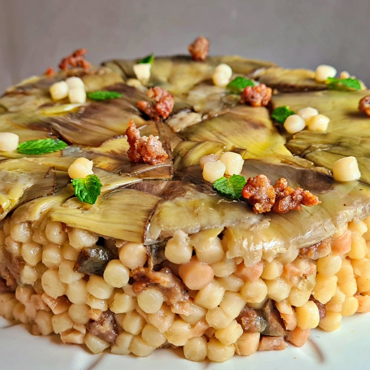 Timballo di fregola, carciofi e&nbsp;salsiccia