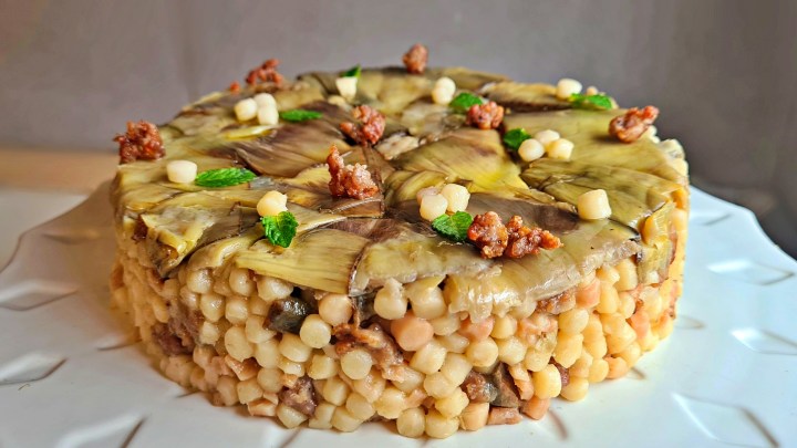 Timballo di fregola, carciofi e&nbsp;salsiccia