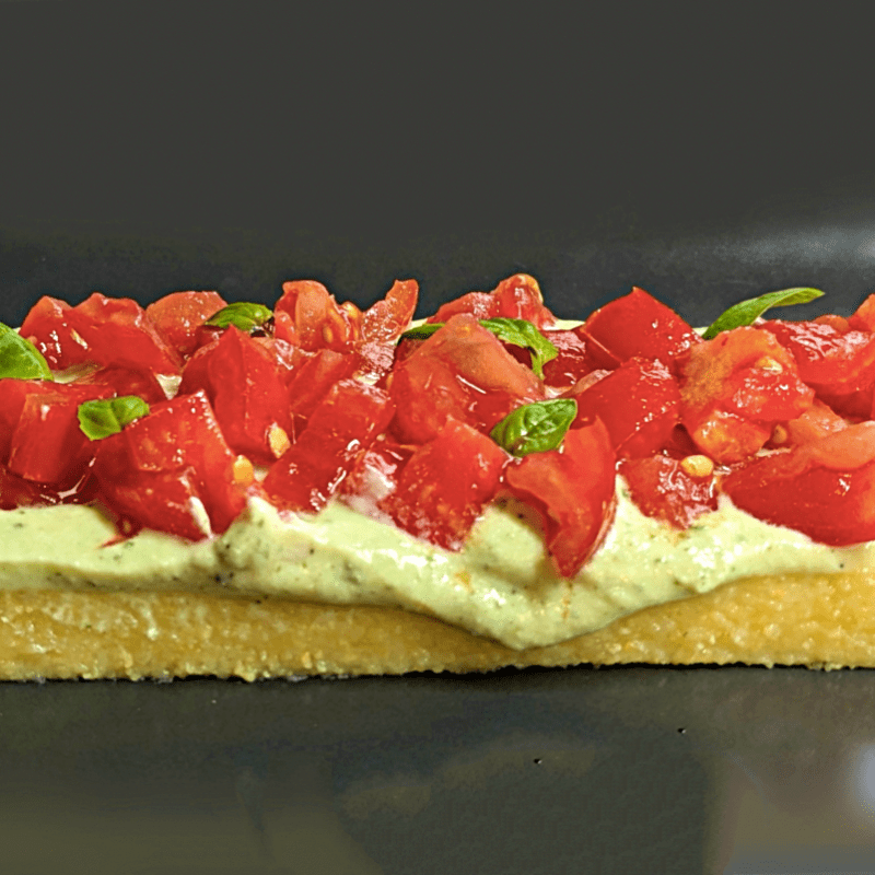 Polenta fredda con crema di ricotta al basilico e&nbsp;pomodorini