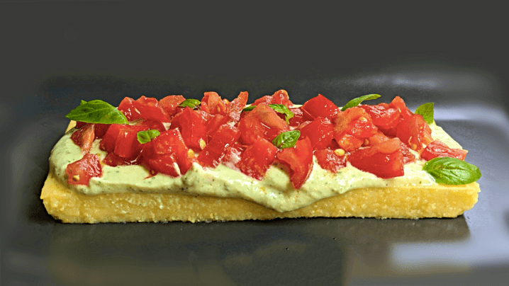 Polenta fredda con crema di ricotta al basilico e&nbsp;pomodorini