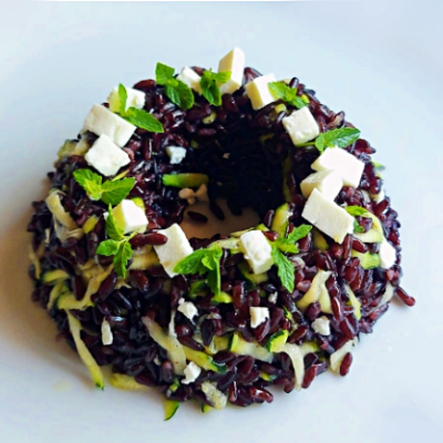 Blackpower: insalata di riso nero integrale, zucchine crude marinate, feta e&nbsp;menta