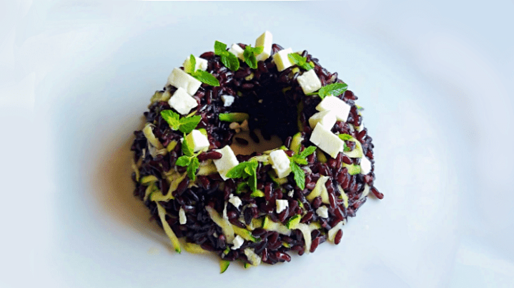 Blackpower: insalata di riso nero integrale, zucchine crude marinate, feta e&nbsp;menta