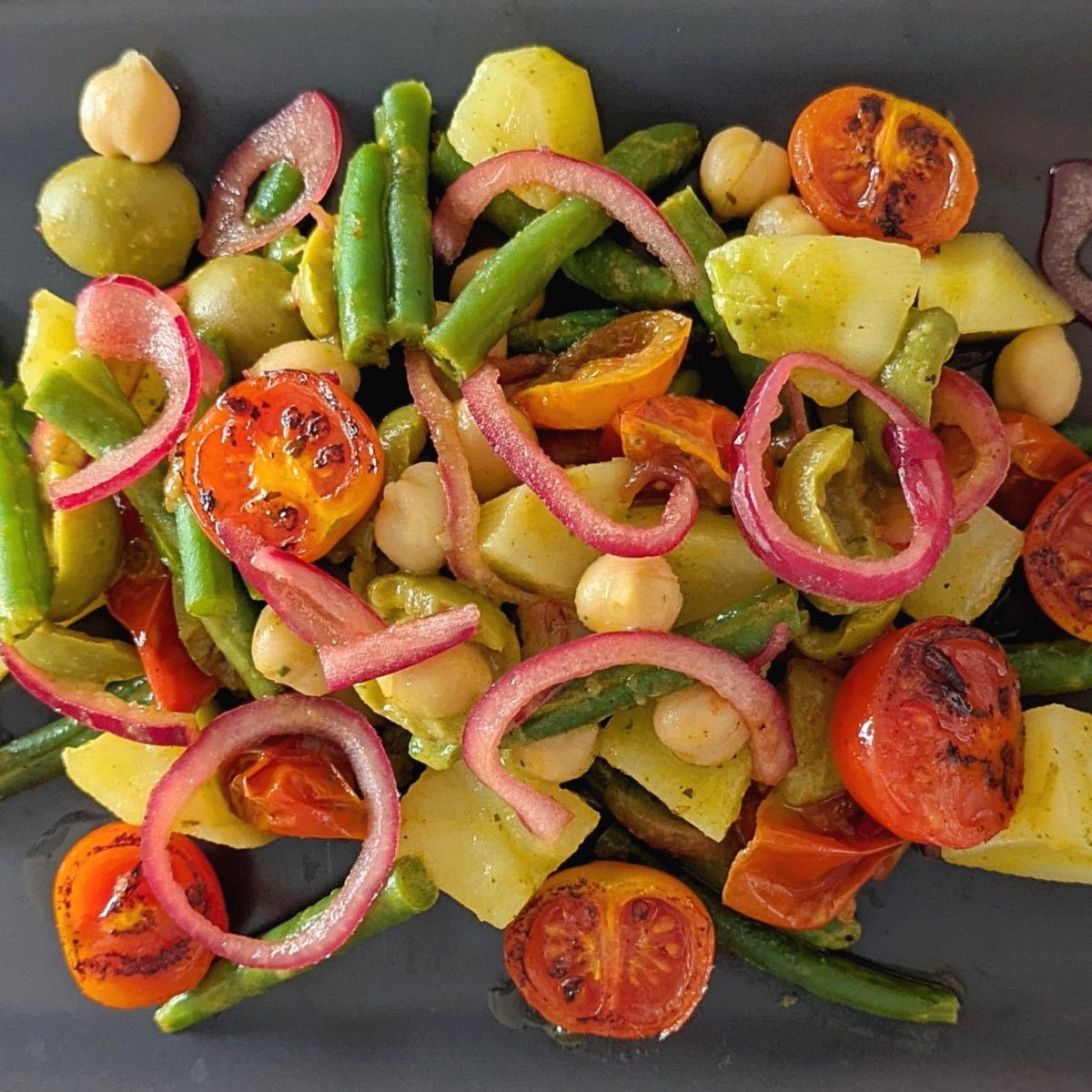 Insalata di patate, ceci, pomodorini caramellati e fresche&nbsp;varie