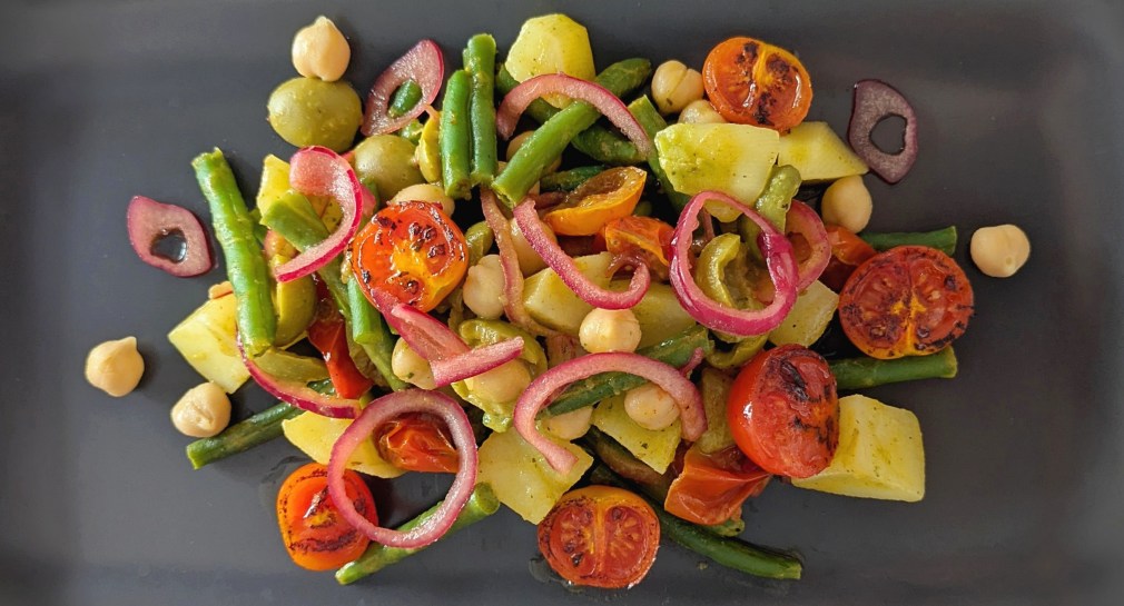 insalata, insalata di ceci sfiziosa, insalata di patate lesse idee, insalata pantesca, insalata di patate, ricette estive, ricette fresche, insalata verdure, ricette estive, insalata ceci, insalata piatto unico, insalata vegana, ricette vegane, cucina vegana, vegano, vegetariano, senza glutine, insalata senza glutine, gluten free, ricette vegetariane, pomodorini caramellati in padella, ricette con pomodorini, fagiolini, insalata di fagiolini, cipolle sott'aceto, cipolla rossa, olive verdi, insalata con olive verdi, ricette olive verdi.