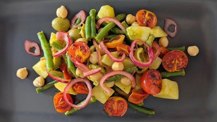 Insalata di patate, ceci, pomodorini caramellati e fresche&nbsp;varie