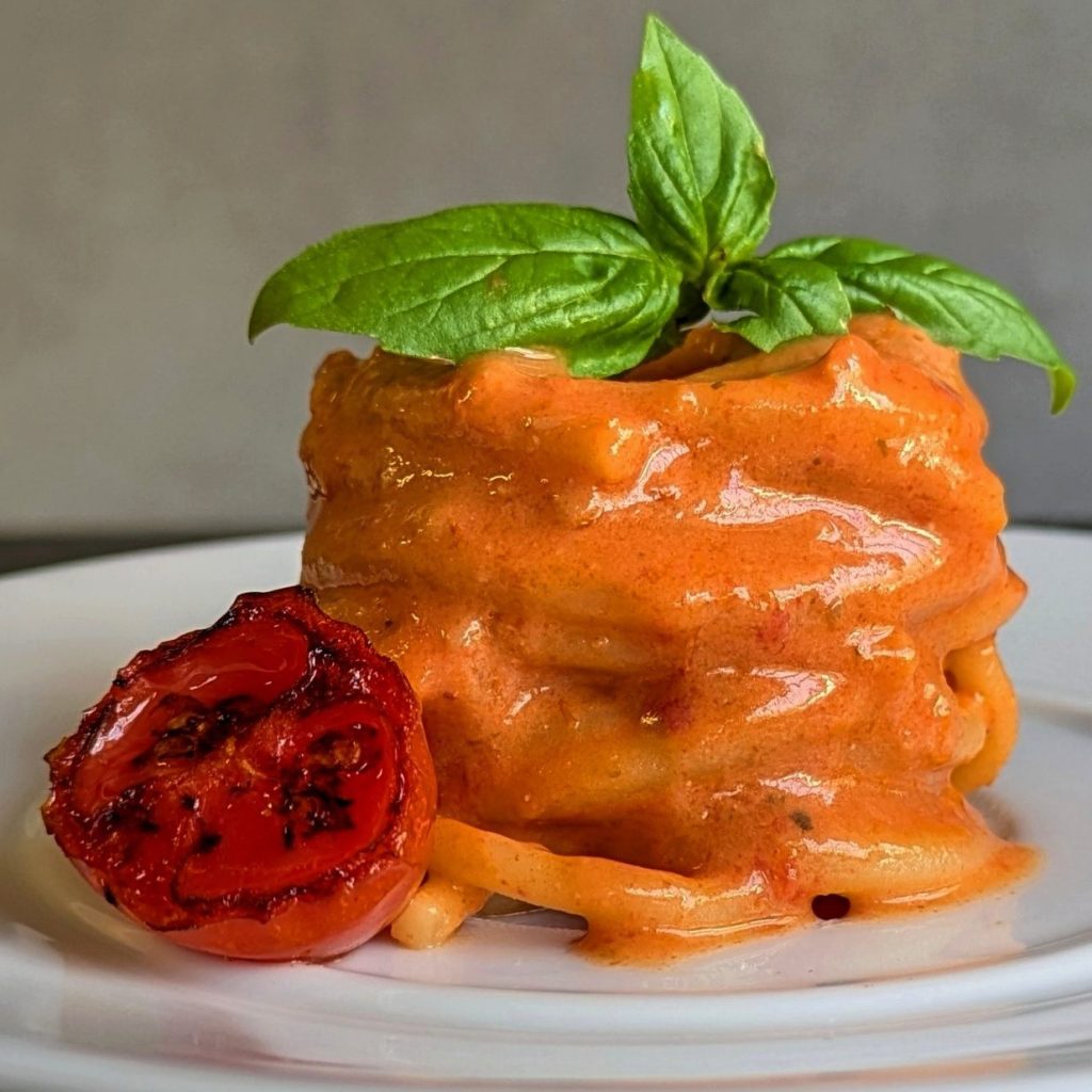 Spaghetti pomodorini, spaghetti con pomodorini confit, spaghetti con pomodorini e ricotta, spaghetti con crema di pomodorini confit, pomodorini confit, pomodorini confit veloci, ricette pasta estiva, ricette pasta, crema di pomodorini confit, ricetta pomodorini confit, spaghetti più buoni del mondo.