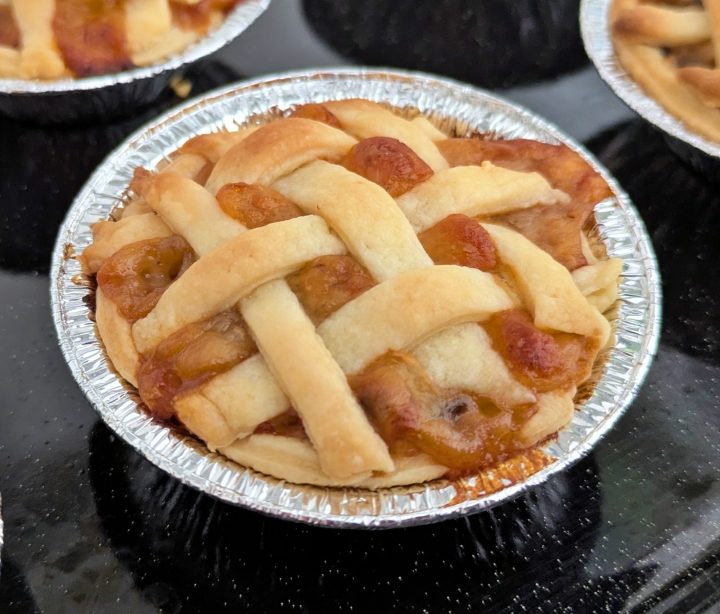 Crostatine di melanzane: un guscio friabile di pasta brisée ed un ripieno morbido di melanzane saltate in padella, salsa di pomodoro e scamorza filante. Una ricetta di melanzane carinissima, da portare ad un picnic, ad un barbecue o da usare come aperitivo o antipasto. Le crostatine di melanzane sono bellissime da vedere e buonissime da mangiare!
