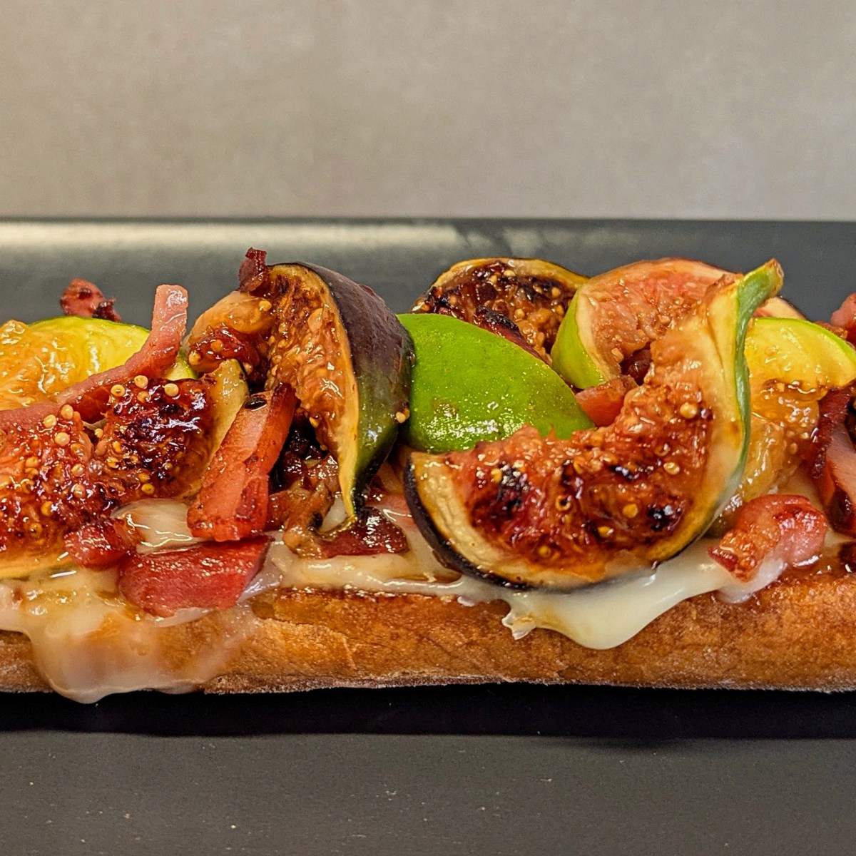 Crostini con fichi, gorgonzola e&nbsp;speck