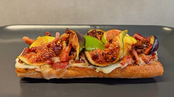 Crostini con fichi, gorgonzola e&nbsp;speck