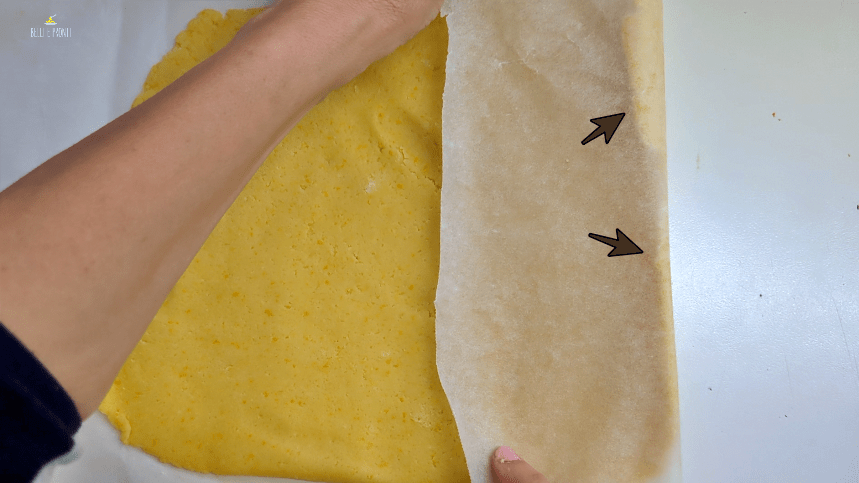 Come fare i bordi regolari quando si stende la pasta frolla: dopo avere steso la pasta frolla sulla carta da forno, ripiegate la carta da forno seguendo una linea diritta, la parte irregolare del bordo si sovrapporrà al resto dell'impasto, poi non vi resterà da fare altro che ripassare il matterello sulla carta da forno per rendere omogeneo lo spessore dell'impasto.