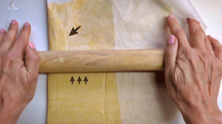 Come fare i bordi regolari quando si stende la pasta frolla: dopo avere steso la pasta frolla sulla carta da forno, ripiegate la carta da forno seguendo una linea diritta, la parte irregolare del bordo si sovrapporrà al resto dell'impasto, poi non vi resterà da fare altro che ripassare il matterello sulla carta da forno per rendere omogeneo lo spessore dell'impasto.