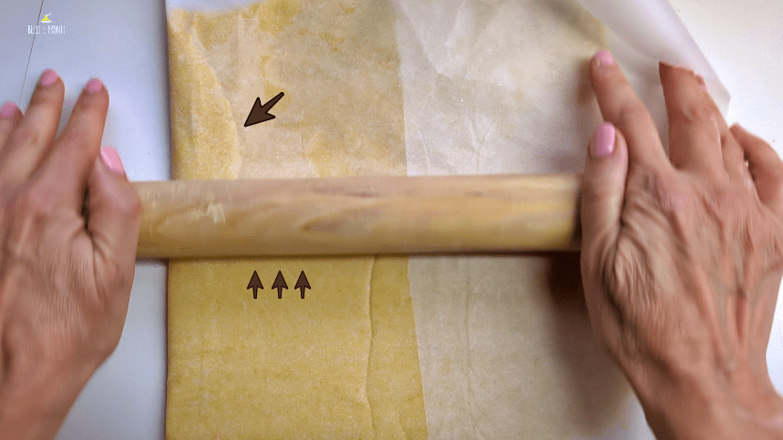 Come fare i bordi regolari quando si stende la pasta frolla: dopo avere steso la pasta frolla sulla carta da forno, ripiegate la carta da forno seguendo una linea diritta, la parte irregolare del bordo si sovrapporrà al resto dell'impasto, poi non vi resterà da fare altro che ripassare il matterello sulla carta da forno per rendere omogeneo lo spessore dell'impasto.