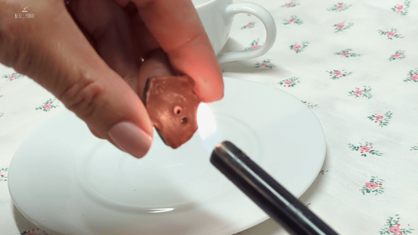 Come si attacca la cioccolata sui biscotti: basta scaldare il retro dei cioccolatini con un accendino per un paio di secondi e premere delicatamente il cicoccolatino sul biscotto.