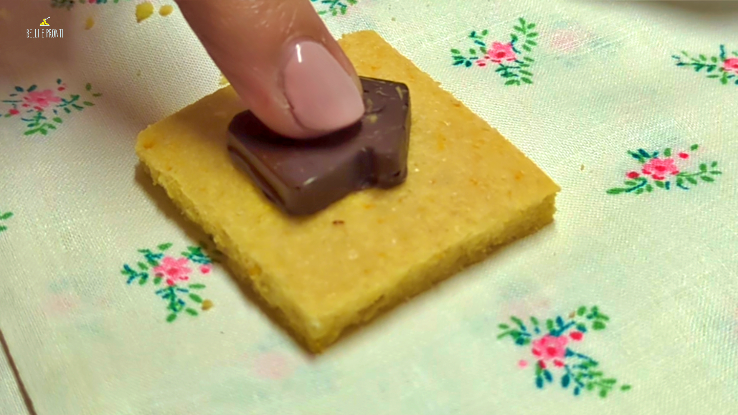Come si attacca la cioccolata sui biscotti: basta scaldare il retro dei cioccolatini con un accendino per un paio di secondi e premere delicatamente il cicoccolatino sul biscotto.