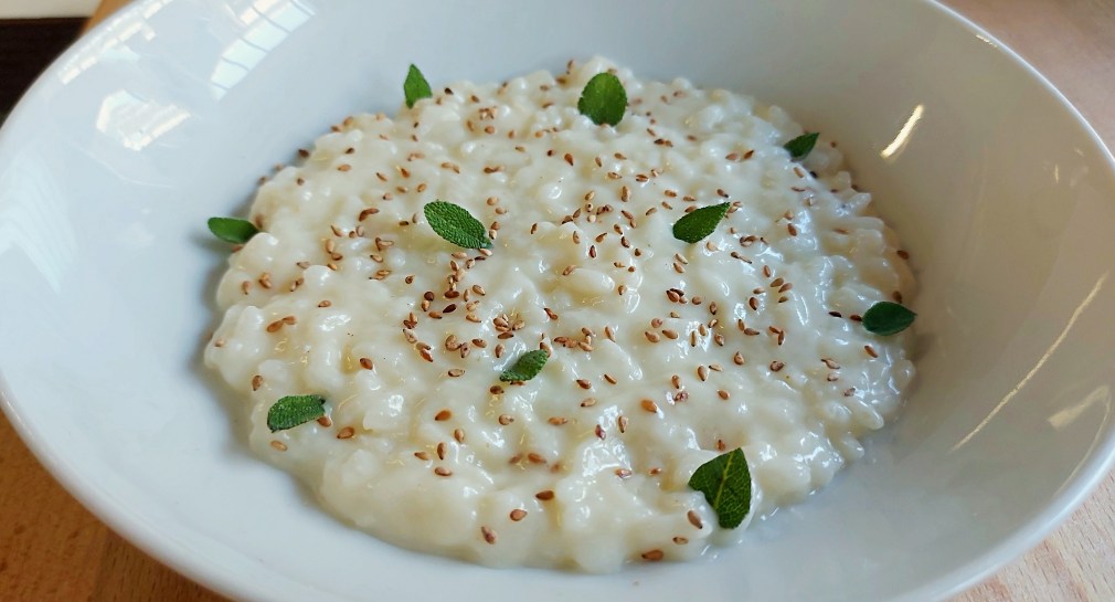 Riso con crema di cavolfiore, sesamo tostato e salvia: un riso morbido e vellutato, saporito, ma a basso contenuto calorico, ideale per dieta, palati gourmet e celiaci.