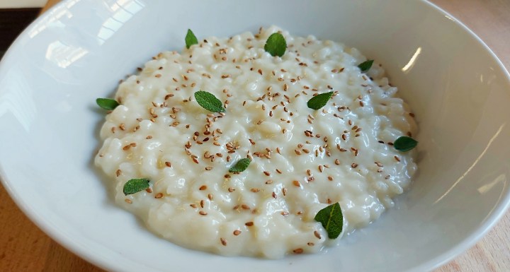 Riso con crema di cavolfiore, sesamo tostato e&nbsp;salvia