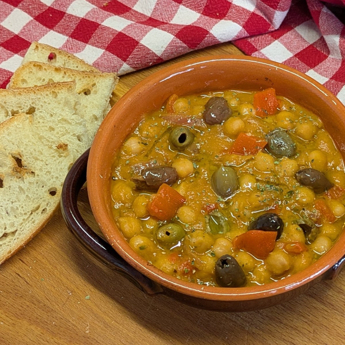 Zuppa cremosa di ceci, peperoni e olive&nbsp;taggiasche