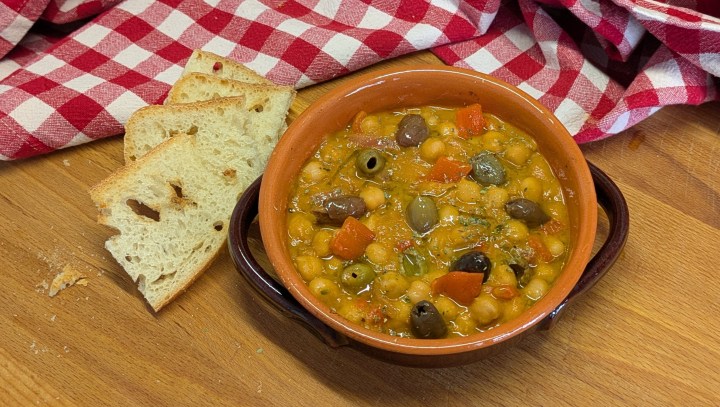 Una ricetta di zuppa di ceci cremosa e saporita che strizza l'occhio alla primavera. Ceci, peperoni, cipolla rossa, olive taggiasche, qualche cucchiaio di salsa di pomodoro e una spolverata di origano secco di montagna, ogni cucchiaiata è una trottola di sapore.