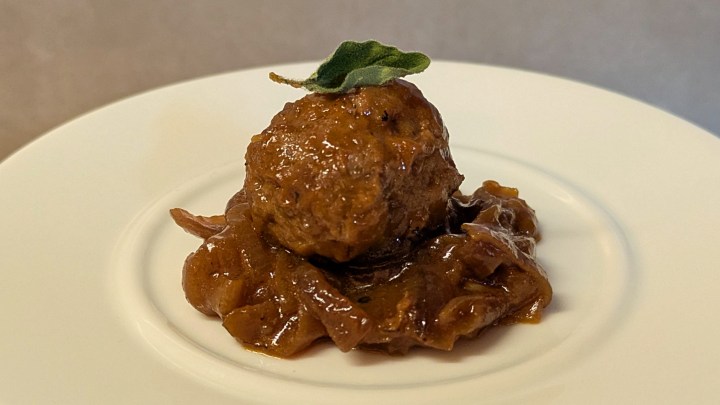 Ricetta di polpette di carne adatta anche a diete gluten free. Cremosissime e buonissime, senza uova e morbidissime. Provate questa ricetta di polpette di carne e rimarrete stupiti dal sapore, ancora state cucinando le classiche polpette al sugo? Ma va là!